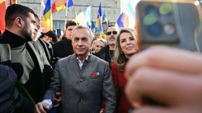 Roumanie : des milliers de sympathisants du candidat d'extrême droite Georgescu à Bucarest