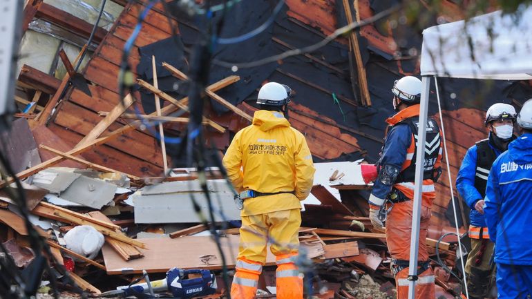 Séismes au Japon : le bilan s'alourdit à 100 morts, la météo complique les recherches