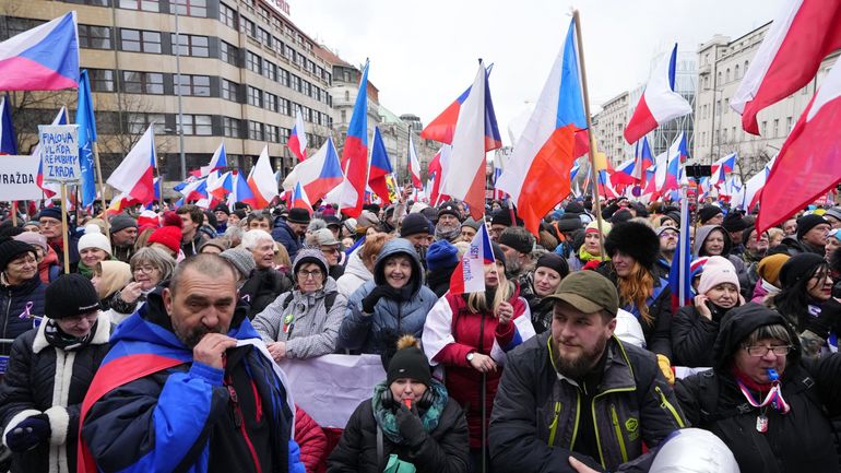 République tchèque : des milliers de manifestants se réunissent à Prague contre la pauvreté et la livraison d'armes à l'Ukraine