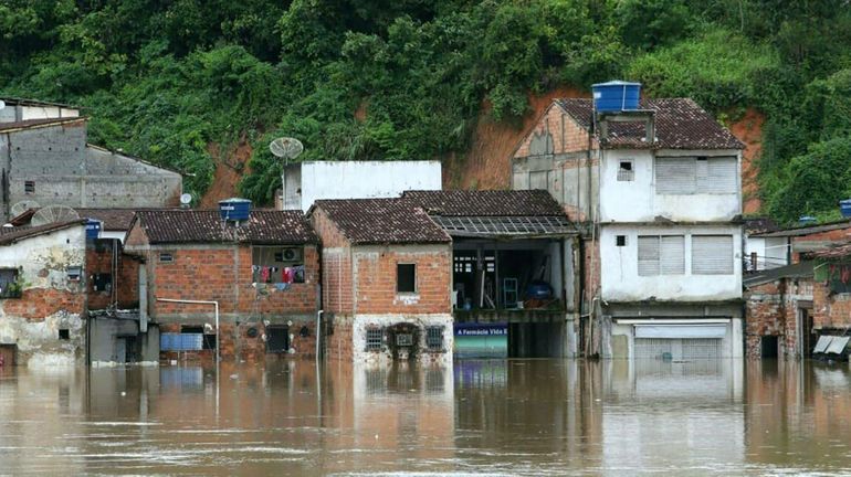 Brésil : les inondations touchent 37 communes dans l'Etat de Bahia, le bilan s'alourdit à 18 morts