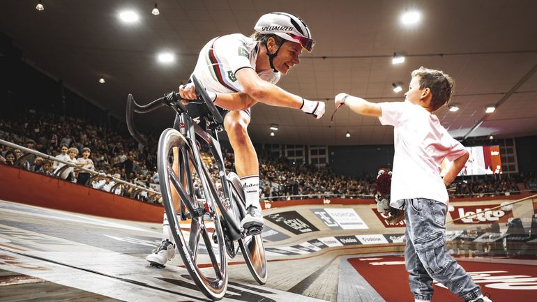 La mignonnerie du jour aux Six Jours de Gand : le fils de Mark Cavendish remet un bouquet de roses à Lotte Kopecky