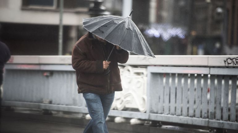 Grosses pluies et vents violents attendus sur la Belgique ce samedi : l'IRM émet un avertissement de mauvais temps, le numéro 1722 activé
