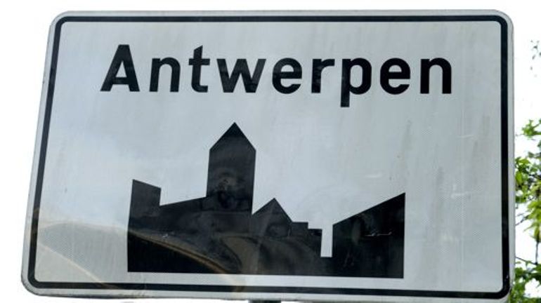 La police d'Anvers intercepte une camionnette transportant des hommes lourdement armés