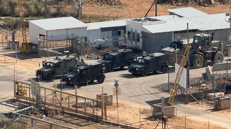 Guerre au Proche-Orient : un bus de détenus palestiniens quitte la prison israélienne d'Ofer