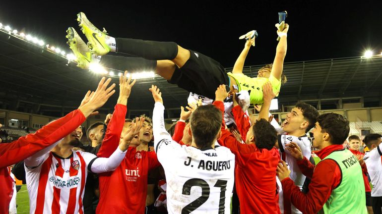 Défenseur, il enfile les gants après la blessure de son gardien et sauve les siens dans la séance de tirs au but