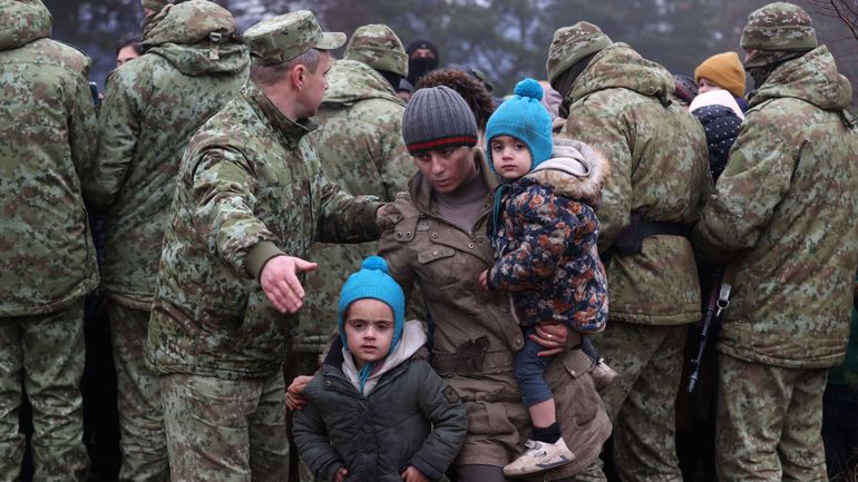 La Biélorussie assure vouloir rapatrier les migrants, mais la Pologne s'inquiète d'un rassemblement à sa frontière