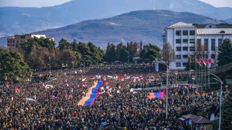 Conflit au Nagorny Karabakh : des milliers de manifestants contre le blocage d'un axe vital vers l'Arménie
