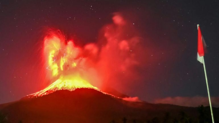 Indonésie : un volcan crache une colonne de cendres de 10 kilomètres