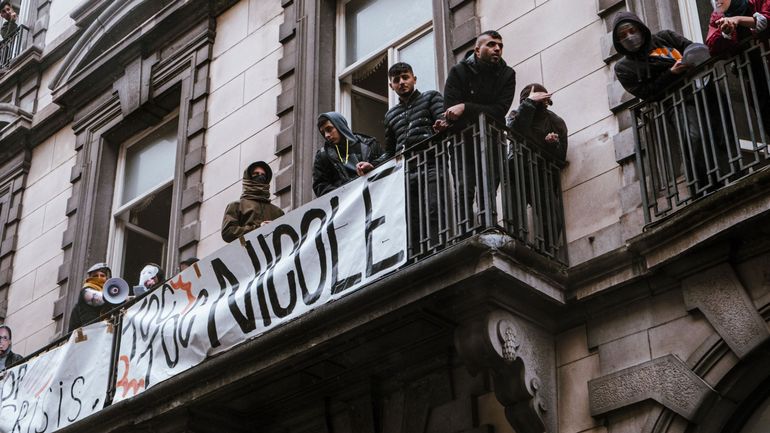 Immeuble occupé rue de la Loi à Bruxelles : malgré l'avis d'expulsion, les demandeurs d'asile refusent de quitter les lieux
