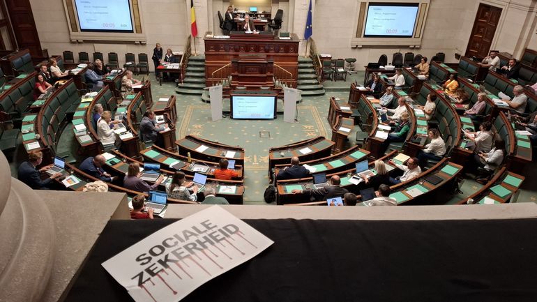 La Chambre clôt le débat sur la loi-programme, vote la semaine prochaine : des tracts lancés dans l'hémicycle