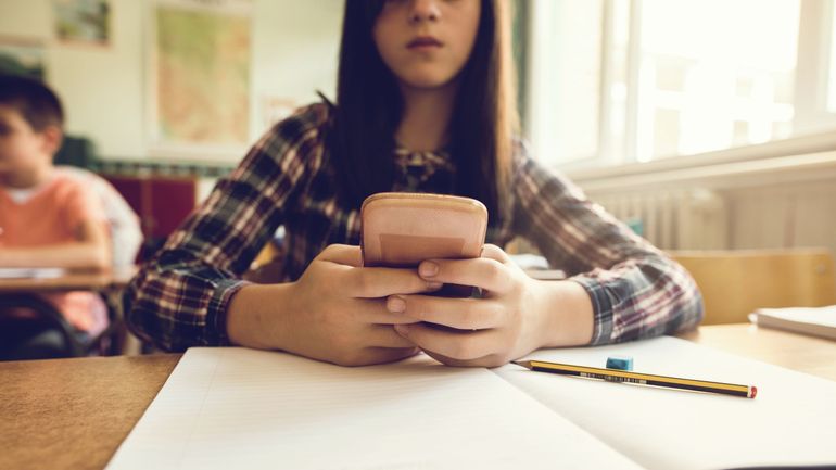 Est-ce vraiment la fin du smartphone à l'école ?