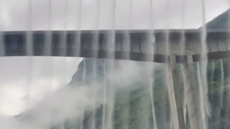 Un pont déborde d'eau après de fortes pluies en Chine