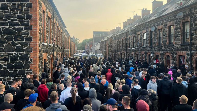 Irlande du Nord : deuxième soirée de heurts entre des manifestants et la police à Ballymena