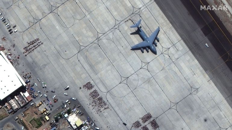 Attention, aéroport déconseillé aux pilotes inexpérimentés& À Kaboul, l'Afghanistan s'envole sous le contrôle des Américains