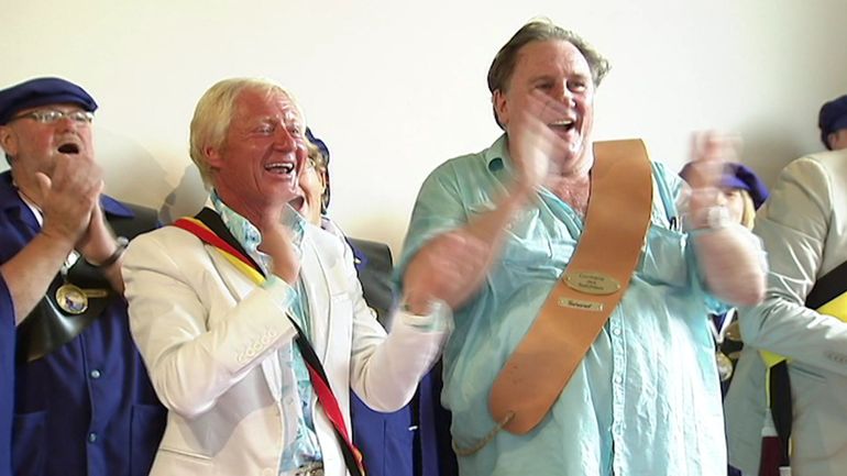 Gérard Depardieu à Estaimpuis : faut-il lui retirer son titre de citoyen d’honneur ?