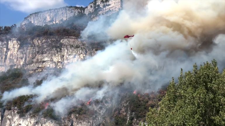 Le feu de forêt en Isère toujours pas fixé, 90 hectares détruits