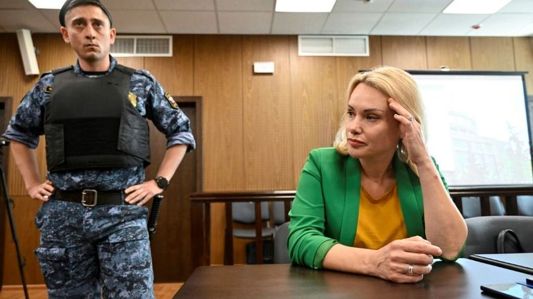 Guerre en Ukraine : la journaliste russe qui avait interrompu un journal télévisé a été arrêtée ce mercredi