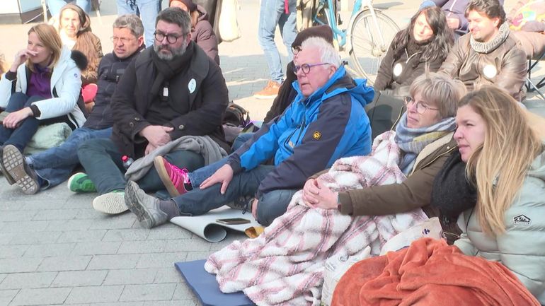 Manifestation couchée pour des malades du Covid long afin de 