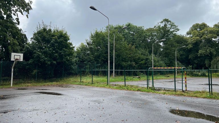 Déchets, vandalisme, trafic de stupéfiants… à Verviers, une plaine de jeu à l’abandon ferme ses grilles jusqu’au printemps