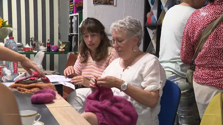 Tricoter et papoter : les clubs de tricot séduisent de plus en plus
