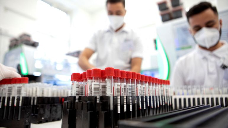 Les tests PCR coûtent 3 millions par jour : il est temps de revoir la stratégie selon plusieurs experts