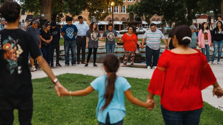 Fusillade au Texas: au moins 19 jeunes enfants et deux enseignantes tuées, selon un nouveau bilan