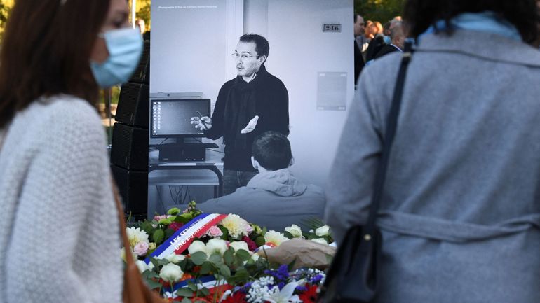 Assassinat de l'enseignant Samuel Paty, un an après: les hommages se multiplient en France