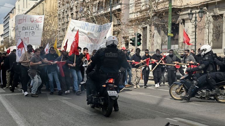 Accident de train en Grèce : 12.000 personnes ont crié leur colère dimanche devant le Parlement à Athènes
