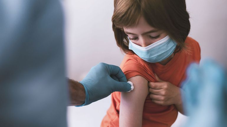 Coronavirus : l'Agence européenne des médicaments autorise le booster Pfizer pour les plus de 12 ans et Moderna pour les 6-11 ans