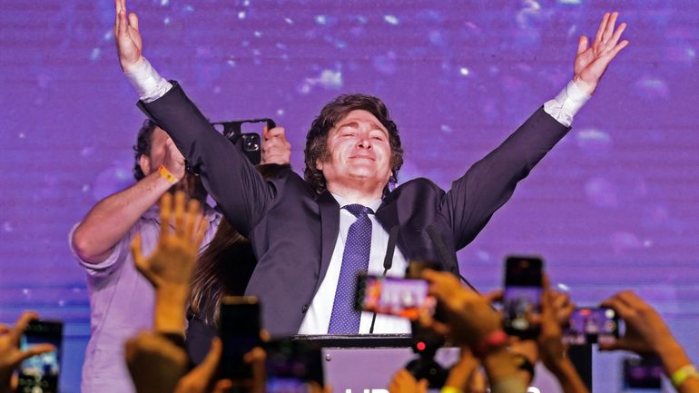 Présidentielle en Argentine : Javier Milei, outsider inspiré par Trump, vainqueur surprise des primaires