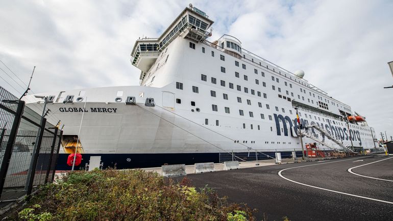Le Global Mercy, plus grand navire-hôpital au monde, quitte le port d'Anvers après avoir été équipé