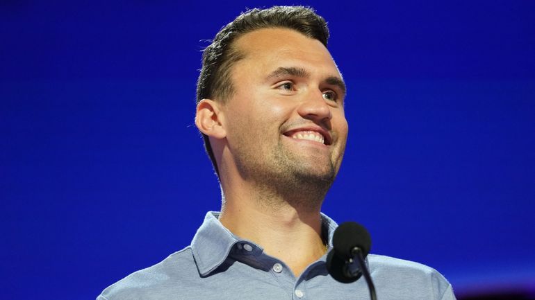 Qui était Charlie Kirk, le sulfureux influenceur conservateur qui murmurait à l'oreille de Donald Trump ?