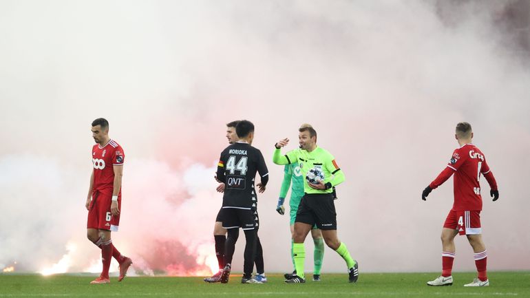 Match interrompu entre le Standard et Charleroi, "c'est à pleurer" pour Stéphane Breda dans Complètement Foot