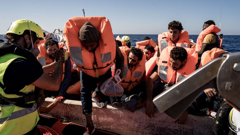 Migrants naufragés en Méditerranée : l'Italie assigne un port sûr au navire Humanity 1