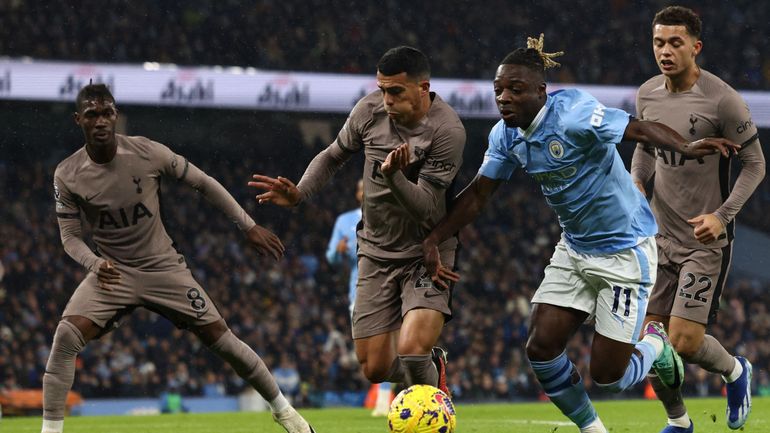 Fin de choc prématurée : Jérémy Doku, blessé, quitte le terrain à la 52e minute contre Tottenham