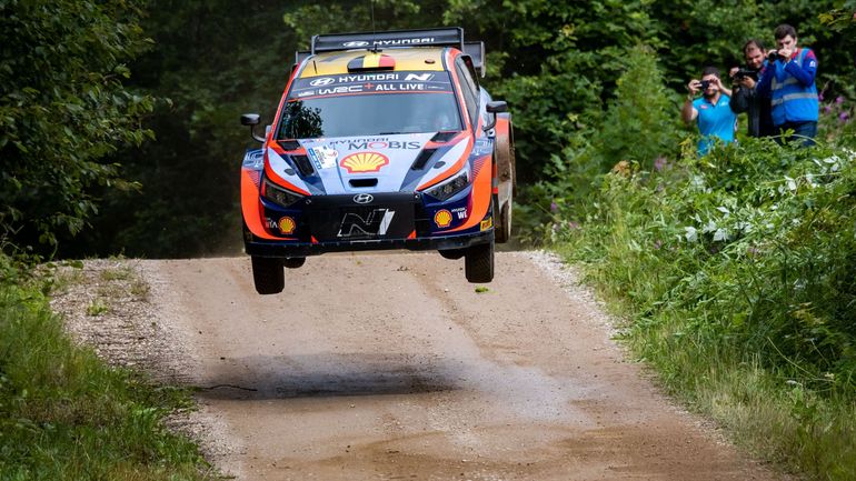 Direct vidéo - WRC Estonie : Rovanpera lève (enfin) le pied, petite frayeur pour Neuville