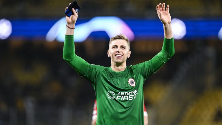 Jean Butez, barré en équipe première à l'Antwerp, marque un but somptueux avec la réserve