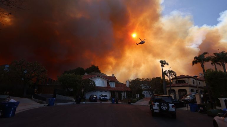 États-Unis : évacuation de plus de 50 000 personnes suite à l'incendie aux portes de Los Angeles, aggravé par des vents violents