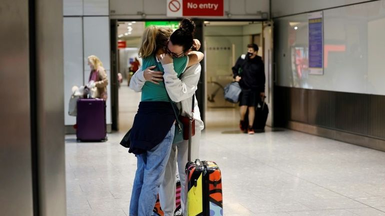 Fin de la quarantaine au Royaume-Uni : les familles transatlantiques enfin réunies à l'aéroport londonien de Heathrow