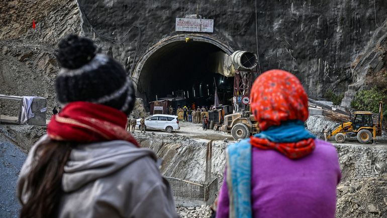 Inde: les sauveteurs ont libéré un premier ouvrier piégé dans un tunnel effondré