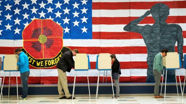Entre défiance et gravité, les Américains se rendent aux urnes pour les élections de mi-mandat