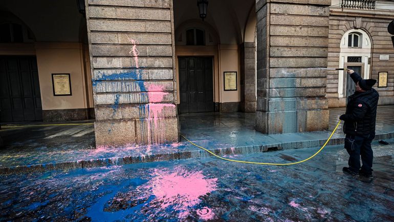 Milan : des militants écologistes aspergent de peinture la Scala