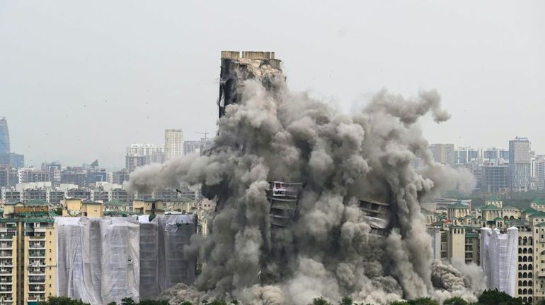 Inde : deux immeubles de 100 mètres de haut détruits dans la banlieue de Delhi