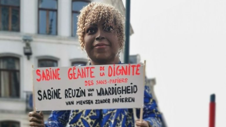 Sabine, première géante des sans-papiers, a été baptisée à Bruxelles