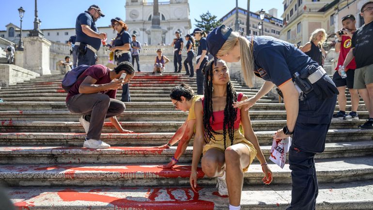 Italie : à Rome, des militants dénoncent les féminicides en peignant de rouge la place d'Espagne