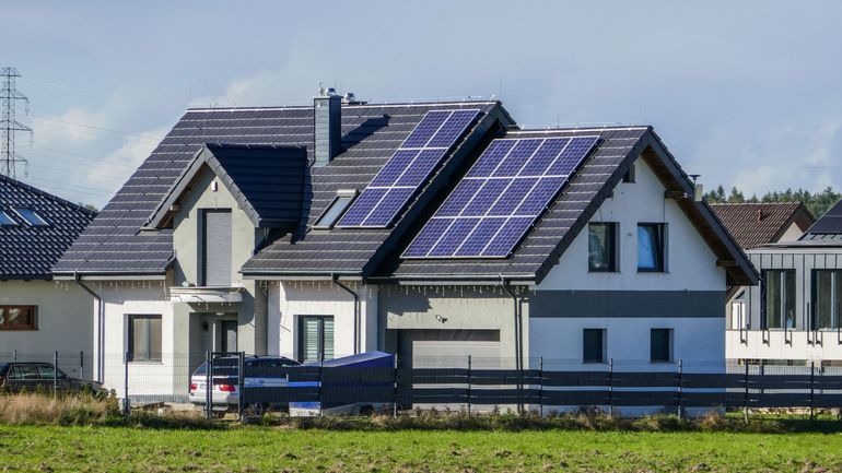 Panneaux photovoltaïques : une indemnité de 55 euros par an proposée pour les décrochages d'onduleurs