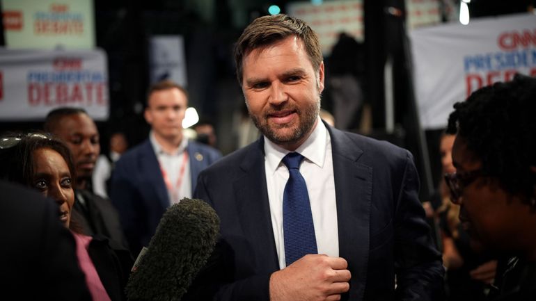 Auteur à succès, autrefois critique envers Trump, plus radical que lui : qui est J.D. Vance, le colistier du candidat républicain?
