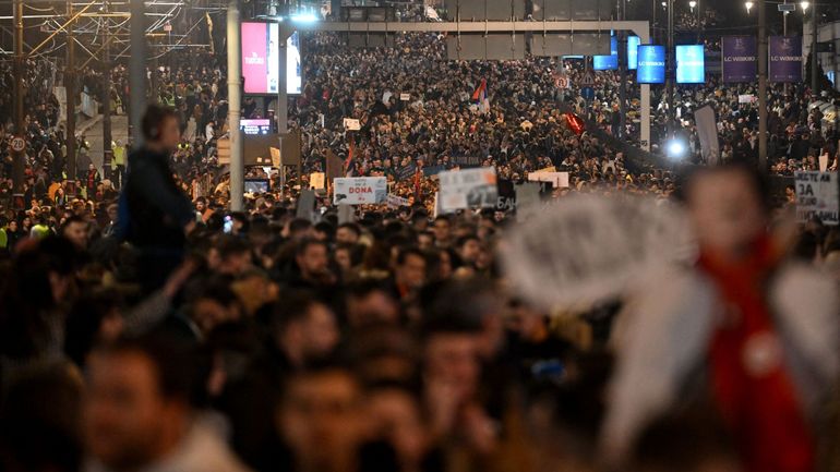 La Serbie en ébullition : manifestations, démission et avenir incertain