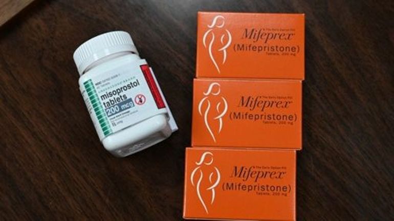 Etats-Unis : un juge fédéral suspend les prescriptions de pilules abortives, le ministère américain de la Justice va faire appel