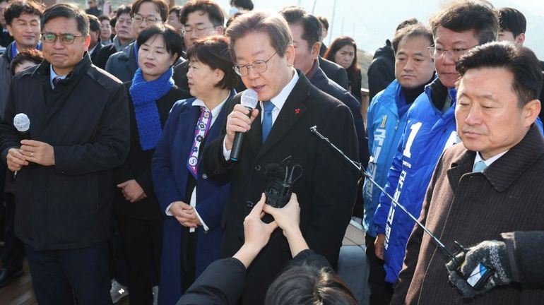 Corée du Sud : le chef de file de l'opposition, Lee Jae-myung, a été poignardé au cou
